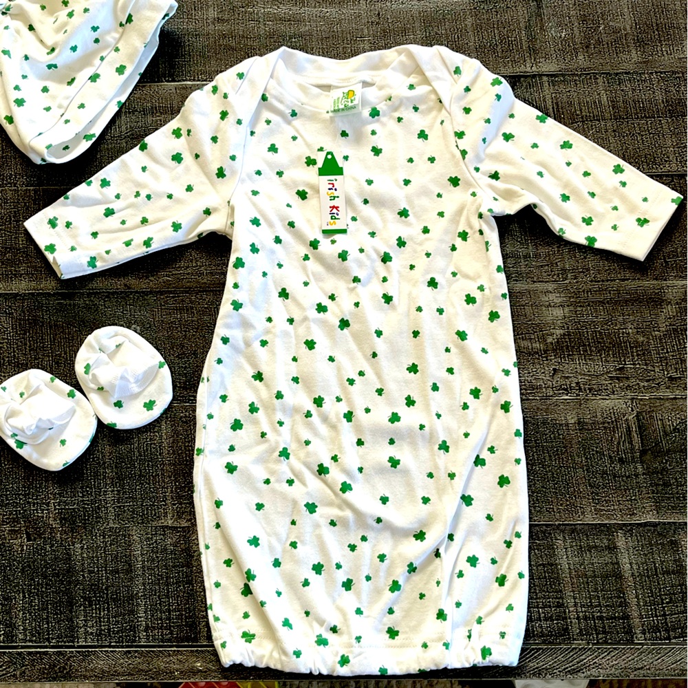 Brand new! Baby/infant shamrock onesie/down with hat a booties. 🍀🍀